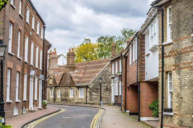 Choosing a qualified Surveyor Luton with expert tips for property